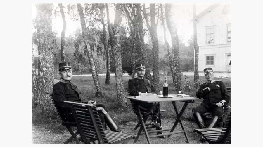 Officerare vid Bällsta gård. Bilden är tagen kring sekelskiftet och mannen i mitten är ryttmästare Blomstedt, troligen bosatt på Bällsta gård. Bilden är tagen från Vallentuna bildarkiv